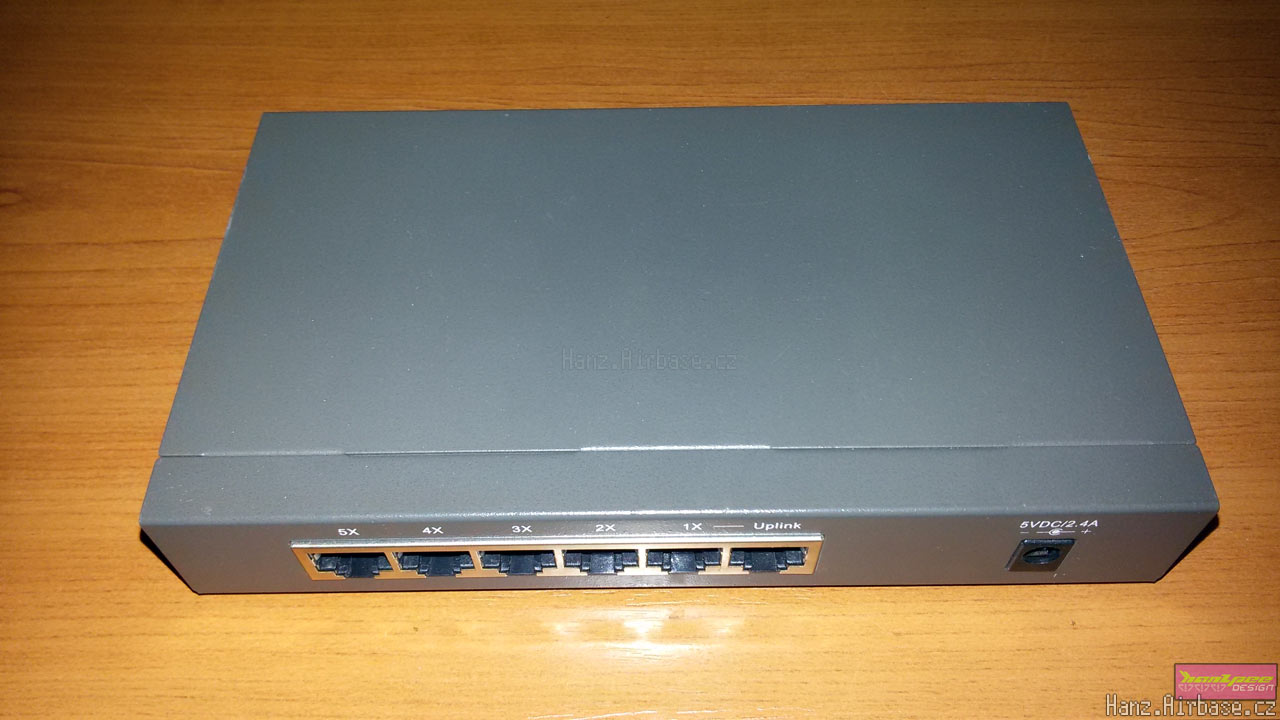 D-Link-DFE-905Dx-dual-speed-hub-2