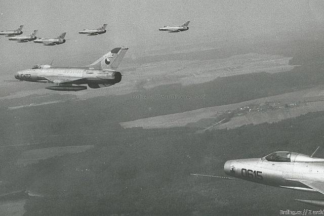 1981-MiG-21-402-za-letu.jpg